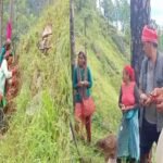 उत्तराखंड: सरकार का इंतजार करते-करते थक गए ग्रामीण, अब खुद फावड़ा उठाकर बनाने लगे सड़क
