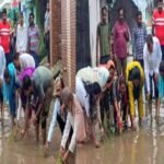 हल्द्वानी में सड़क बनी ‘धान का खेत’, कांग्रेस ने गड्ढों में धान रोपकर किया अनोखा प्रदर्शन