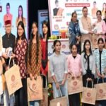 उत्तराखंड की 149 मेधावी बेटियों को मिले स्मार्टफोन, CM धामी बोले- आर्थिक तंगी से नहीं रुकेगी पढ़ाई