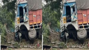 asharodi-checkpost-police-bus-truck-accident-dehra
