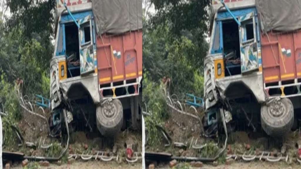asharodi-checkpost-police-bus-truck-accident-dehra